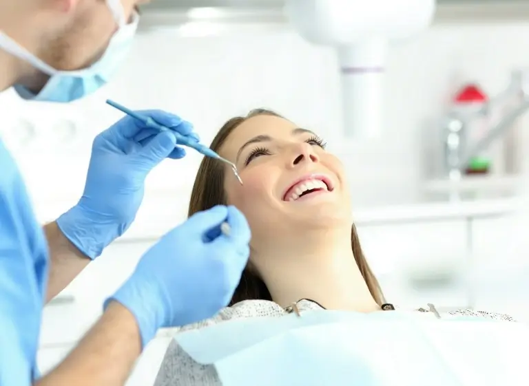 uśmiechnięta kobieta u dentysty